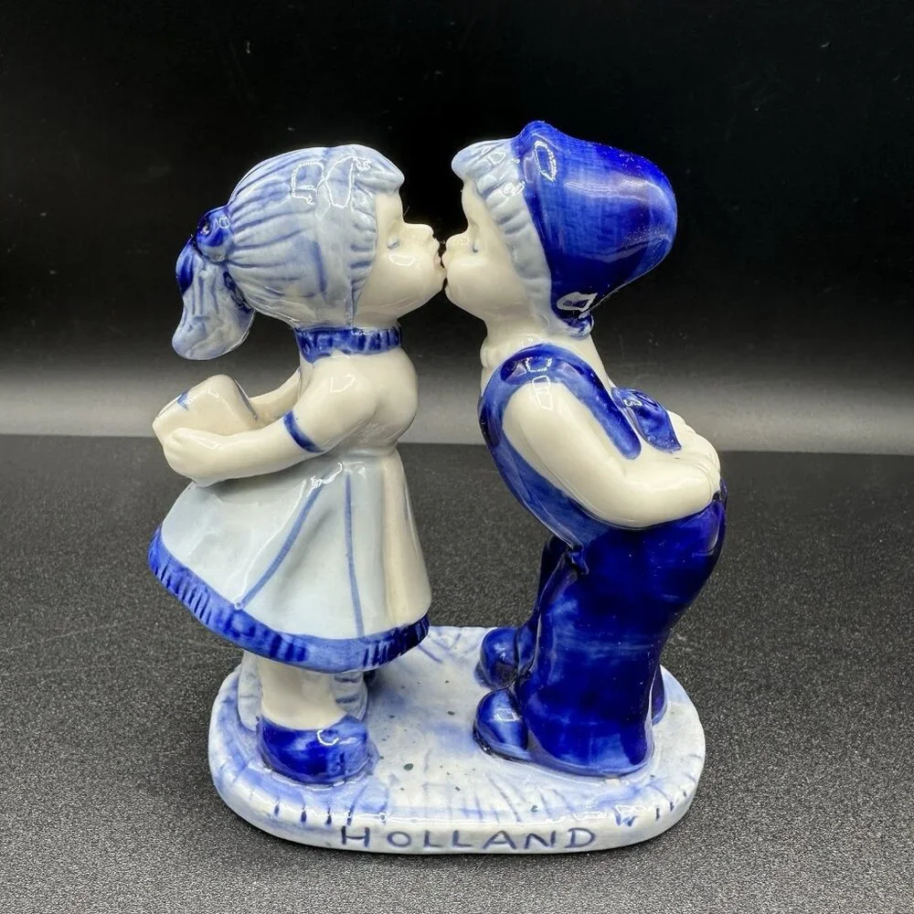 Vintage Delft Blue Kissing Dutch Couple Figurine 4.5